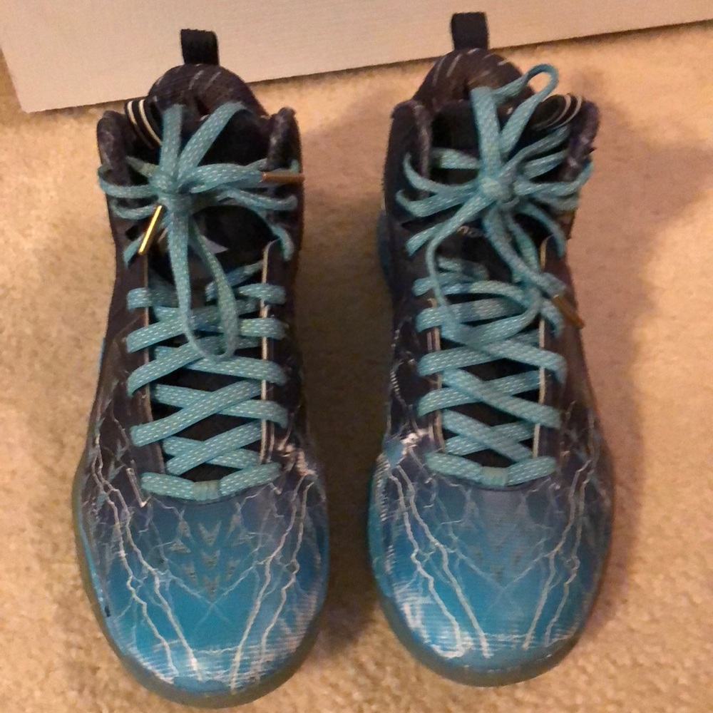 Anta- Klay Thompson basketball shoe